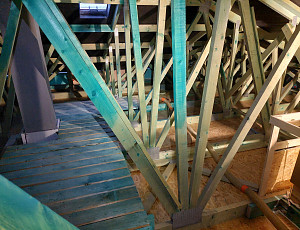 Zateplení stropu novostavby rodinného domu pomocí foukané izolace